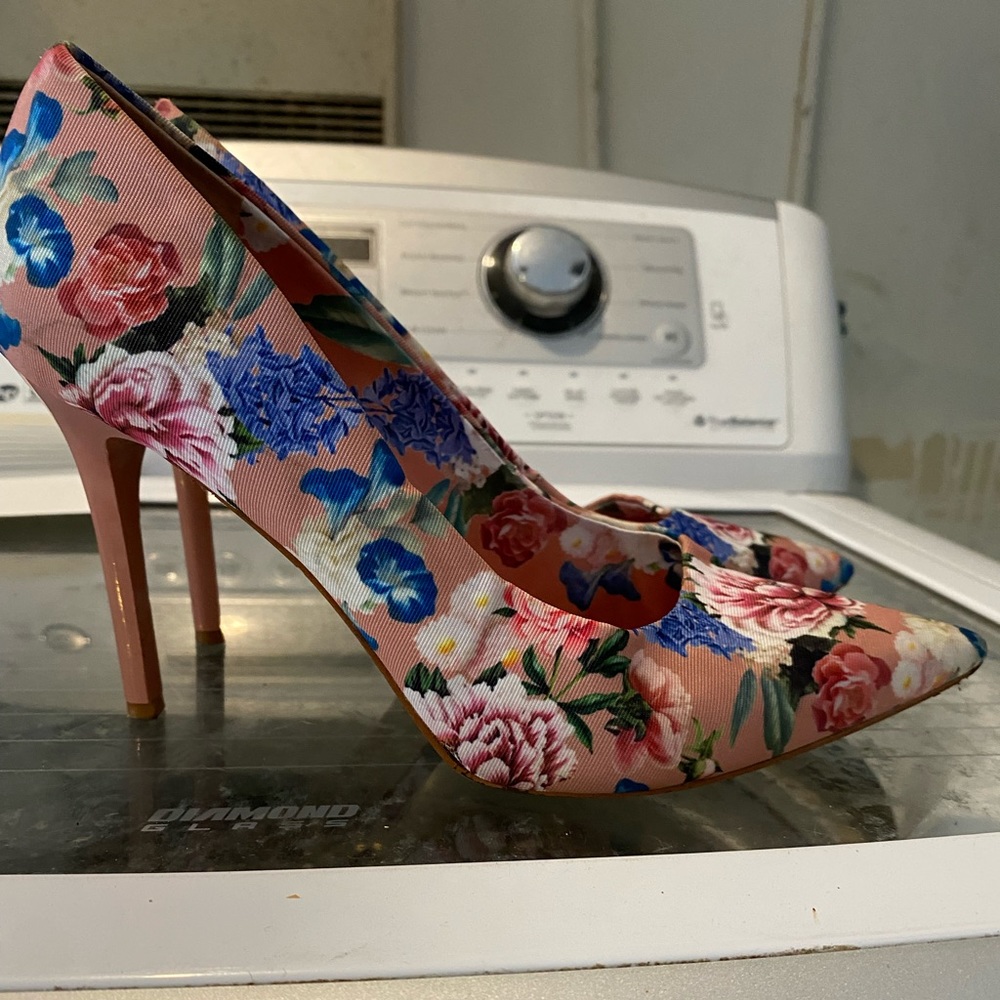 Gianni Bini Floral print pumps